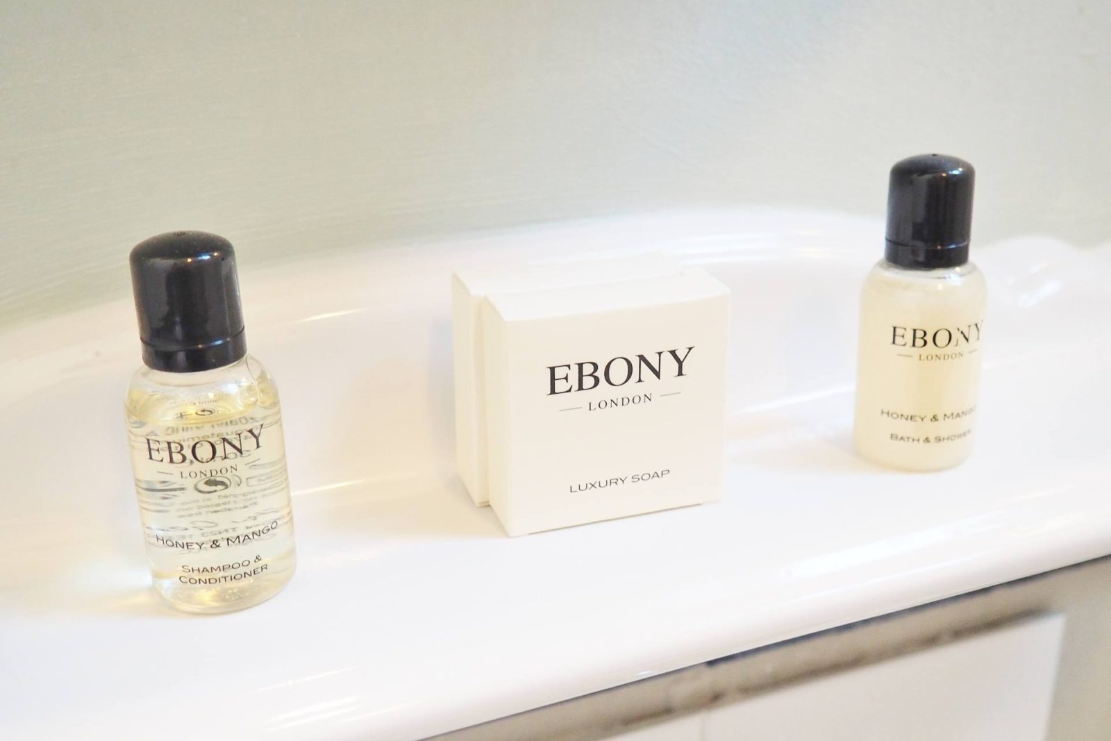 Emma Victoria Stokes The White Horse Duns Tew Bathroom Ebony Essentials