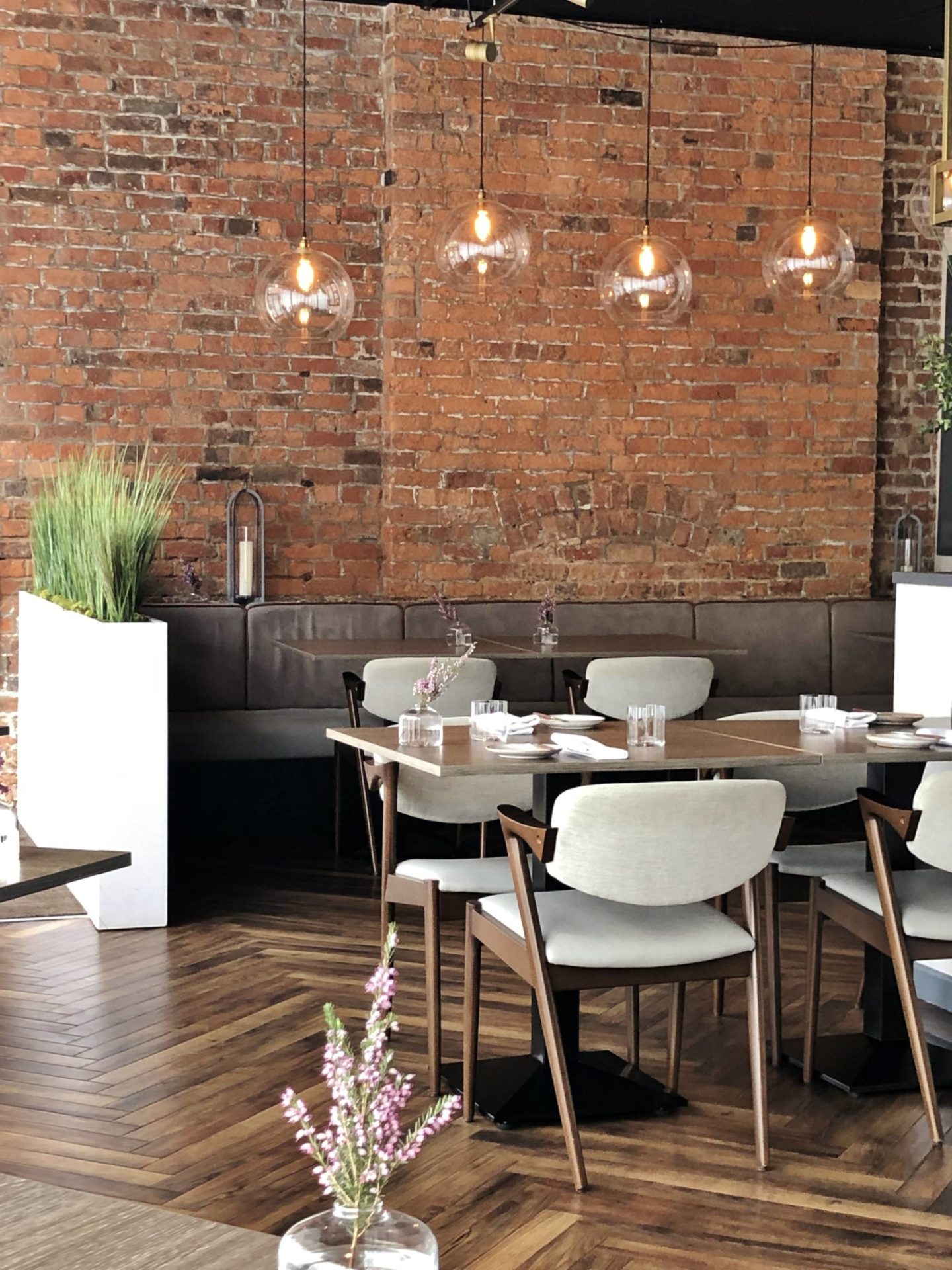 Folium restaurant brick walls tables glassware